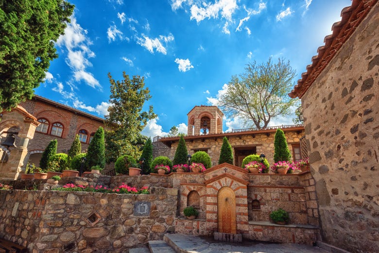 Un patio de uno de los monasterios de Meteora