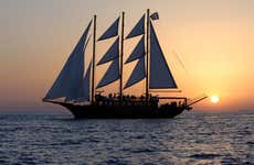 Dîner-croisière au coucher de soleil à Santorin avec dîner