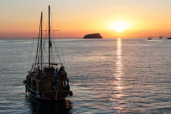 Excursión en barco por Santorini al atardecer