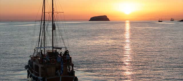 Excursão de barco por Santorini ao entardecer