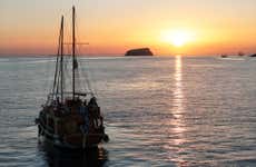 Excursión en barco por Santorini al atardecer