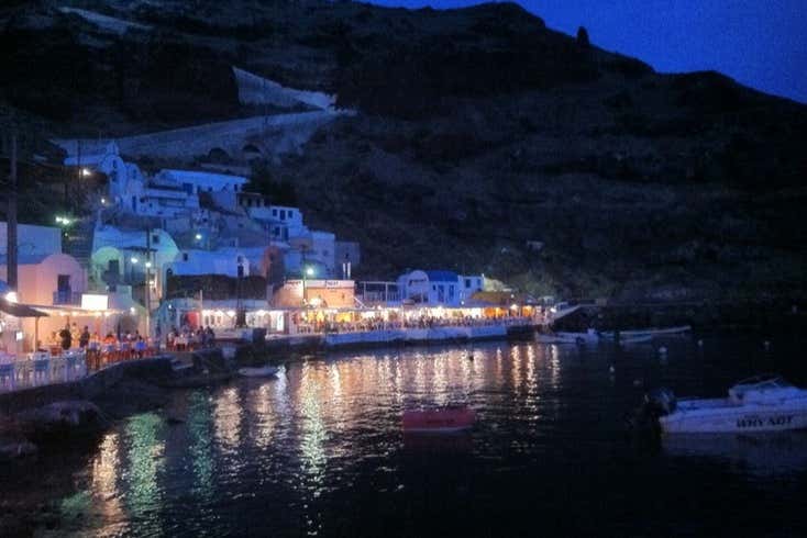 Bahía de Santorini por la noche
