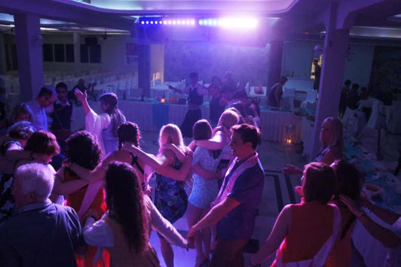 Bailando al son de la música griega