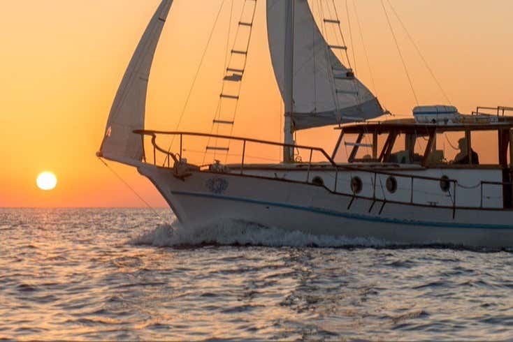Barco tradicional navegando por la Caldera de Santorini