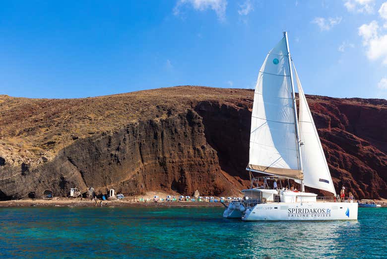 Catamarán navegando por la Caldera de Santorini
