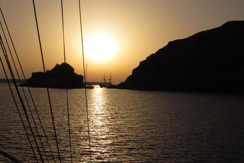 Un magico tramonto sulla caldera di Santorini