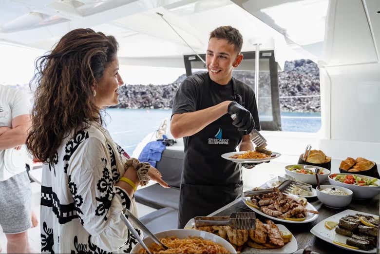 Comida tipo buffet en el catamarán