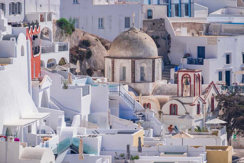 Panoramica degli edifici in calce di Fira