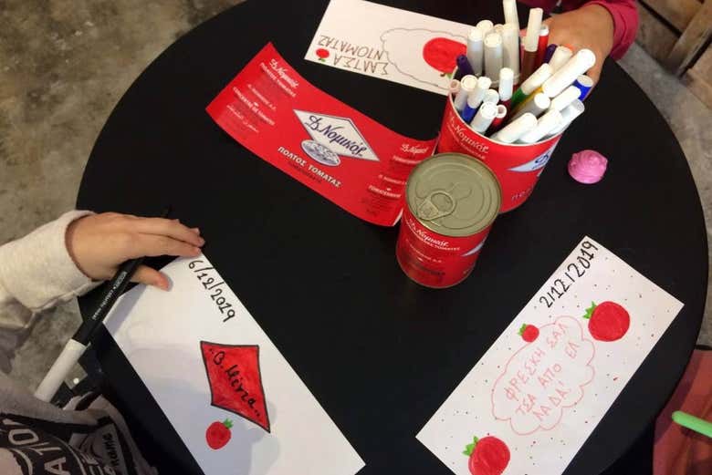 Niños replicando las etiquetas de las latas de tomate