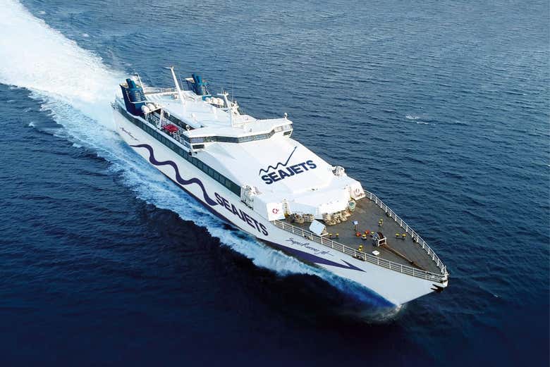 Viajad en ferry de alta velocidad entre Santorini y Paros
