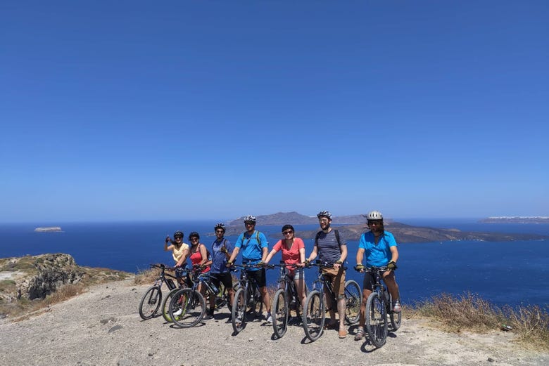 Foto de grupo con las vistas de la caldera de Santorini