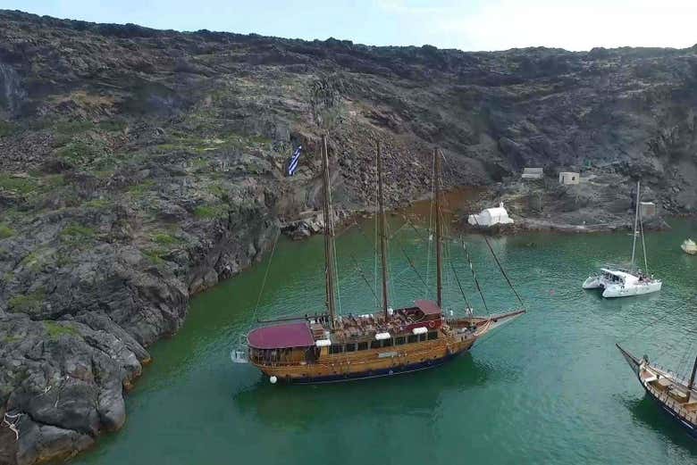 Goleta en una de las bahías de Santorini