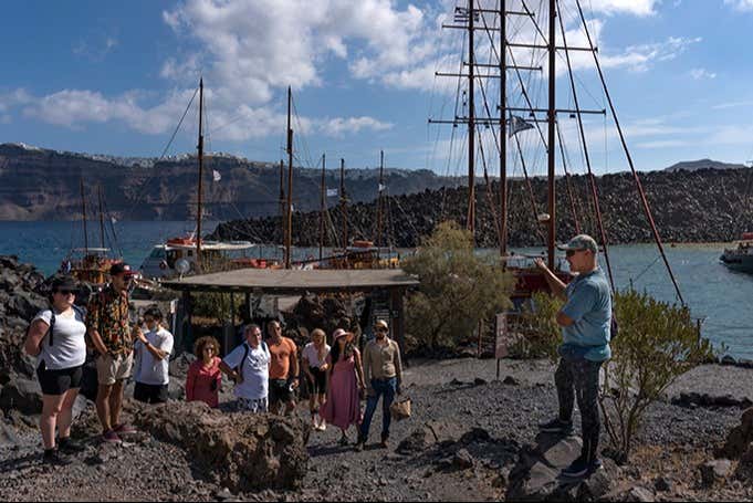 In arrivo all'isola vulcanica di Nea Kameni