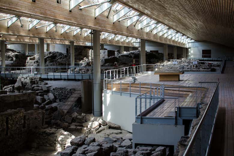 Recorreréis Akrotiri a través de estos pasillos
