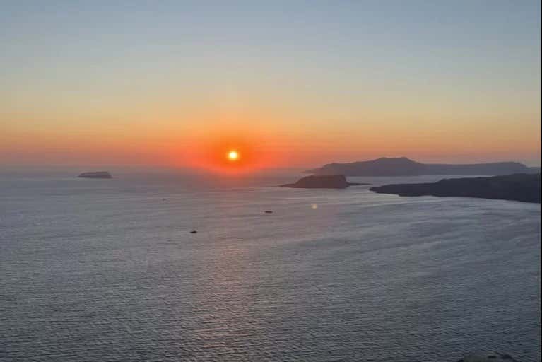 Admirez le coucher de soleil sur l'île