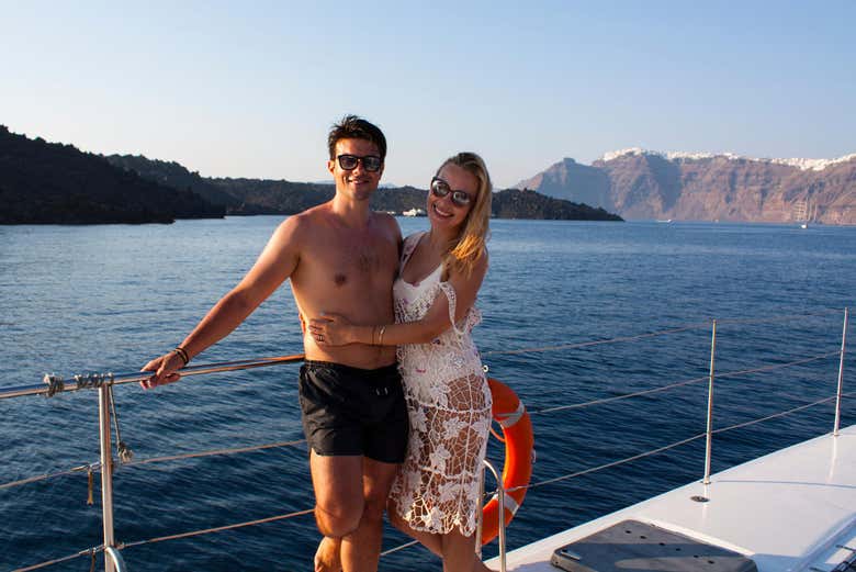 Disfrutando del paseo en velero por la caldera de Santorini