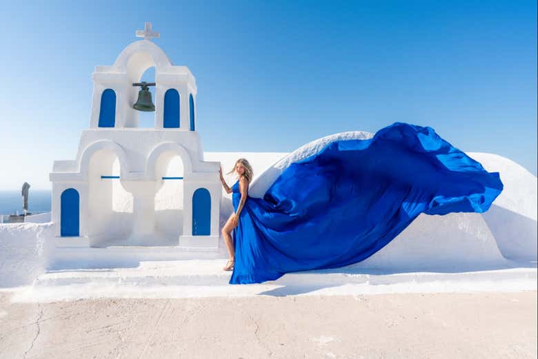 Femme avec une robe bleue à Santorin