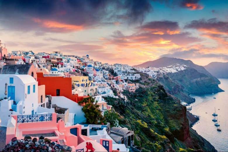 La vista de los acantilados de Santorini desde Oia