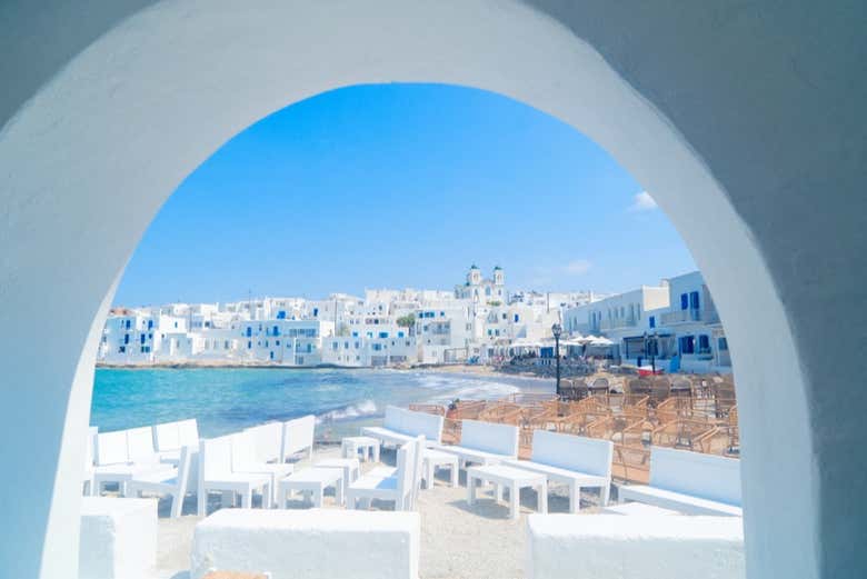 Descubrid espectaculares vistas al mar desde arcos blancos