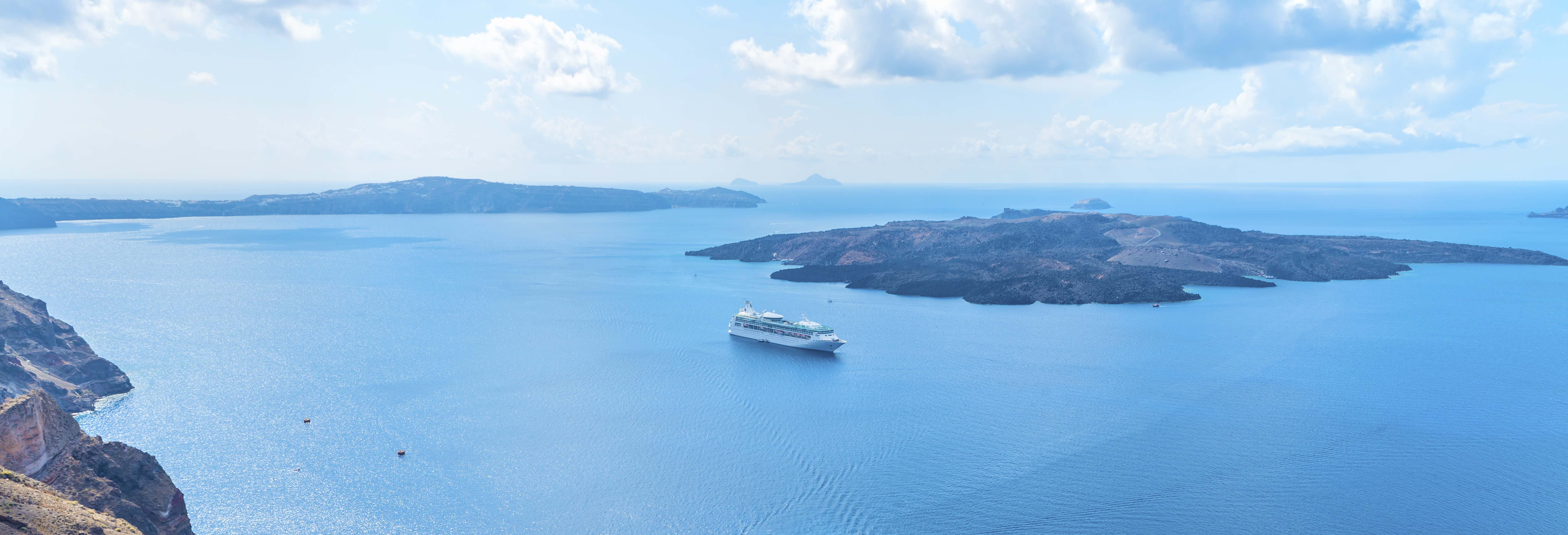 Boat tours in Santorini