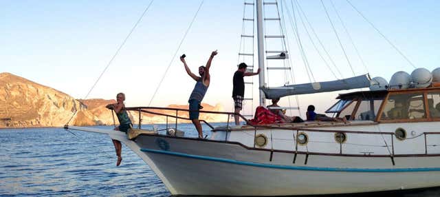 Passeio de barco tradicional pela Caldeira de Santorini