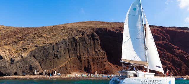 Passeio de catamarã pela Caldeira de Santorini com comida