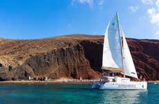 Passeio de catamarã pela Caldeira de Santorini com comida