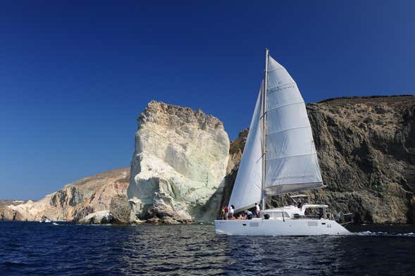 Balade privée en catamaran dans la Caldeira de Santorin