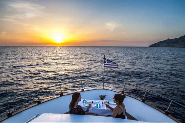 Paseo en yate con cena por Santorini