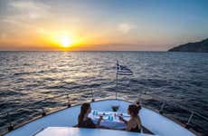 Passeio de iate com jantar por Santorini
