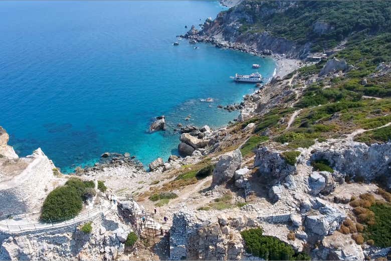 Uma embarcação em uma praia na costa de Skiathos
