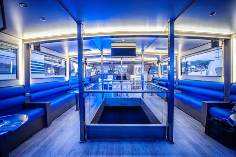 El barco cuenta con fondo de cristal en su interior