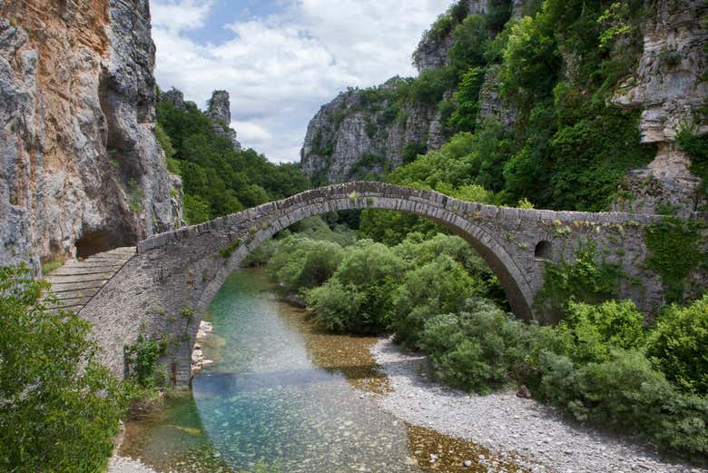 Puente en el Parque nacional del Vikos-Aoos