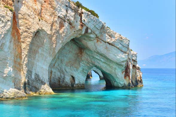 Excursión a las Cuevas Azules y playa de Navagio