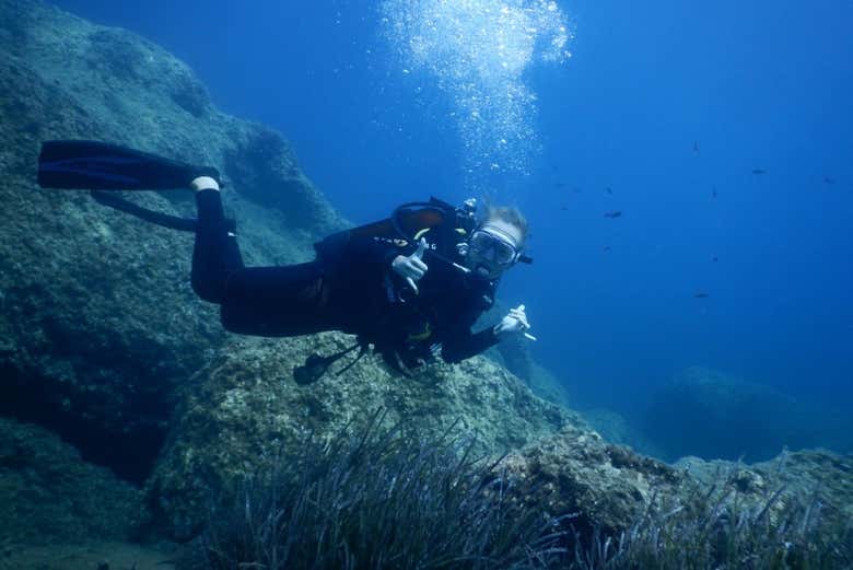 Un partecipante in muta durante l'immersione ad Agios Nikolaos