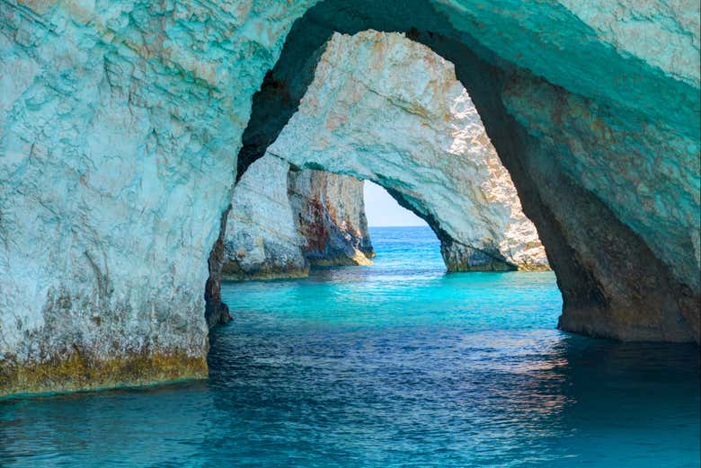 Visitando le Grotte Blu in barca