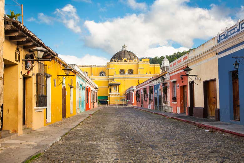 Calle del Arco con la iglesia de La Merced al fondo