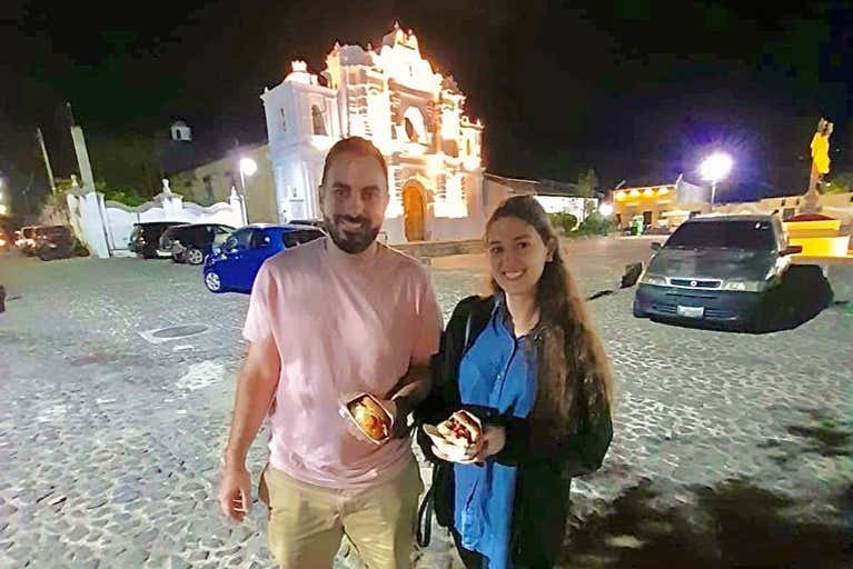 Un couple profitant de la visite culinaire