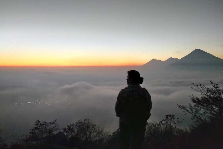 Viendo las impresionantes vistas desde el volcán