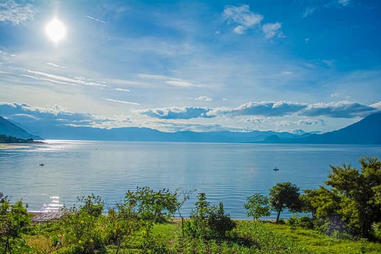 Admirando el Lago Atitlán desde San Juan La Laguna