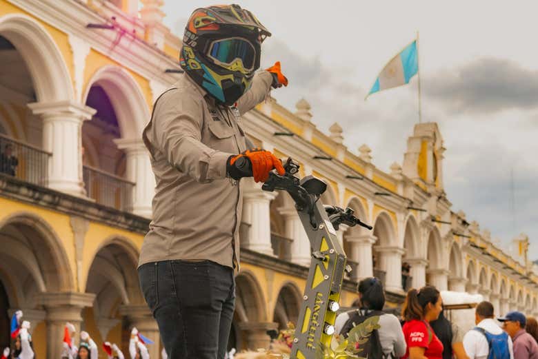 Frente al Palacio de los Capitanes Generales