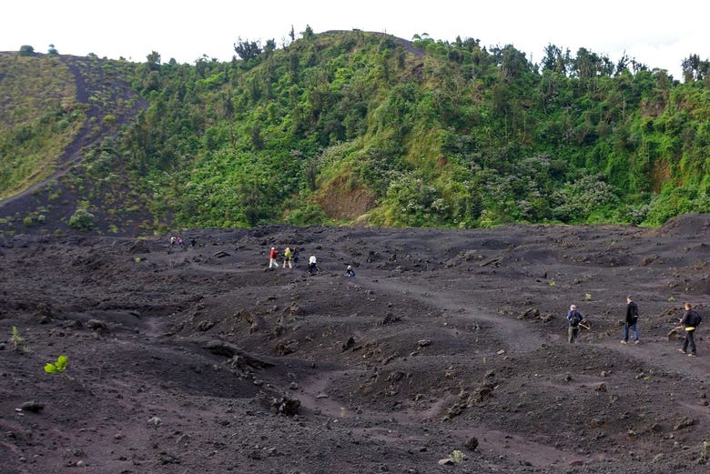 Turisti che salgono verso il cratere del Pacaya