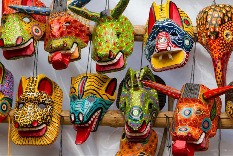 Máscaras mayas en un mercado de Chichicastenango