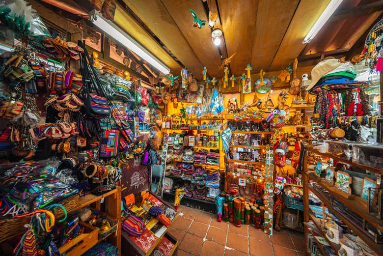 Las coloridas tiendas del mercado de artesanías 