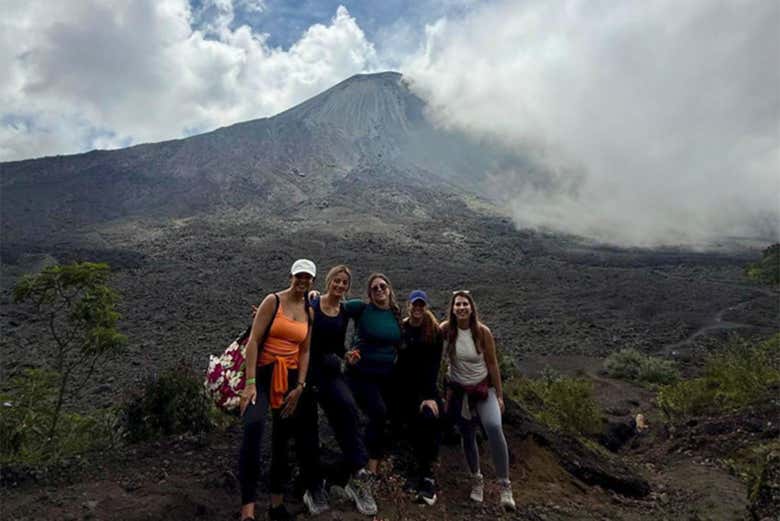Grupo con el volcán Pacaya de fondo 
