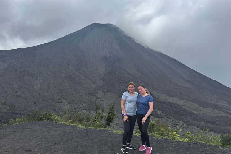 Foto con el volcán Pacaya de fondo 