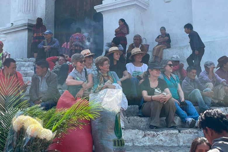 Grupo en la iglesia de Chichicastenango
