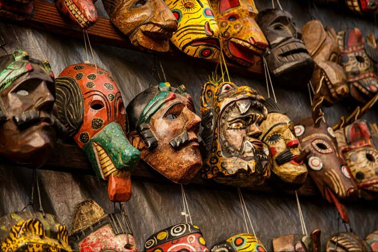 Masques sur le marché artisanal