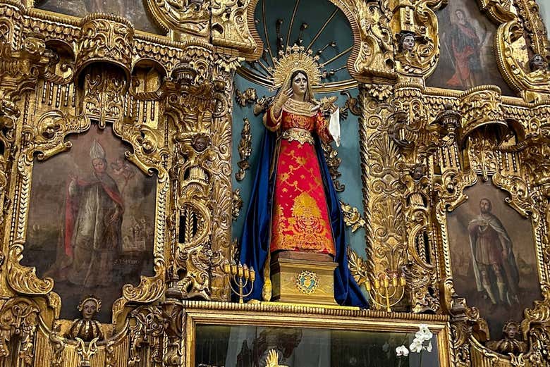Retablo decorado profusamente