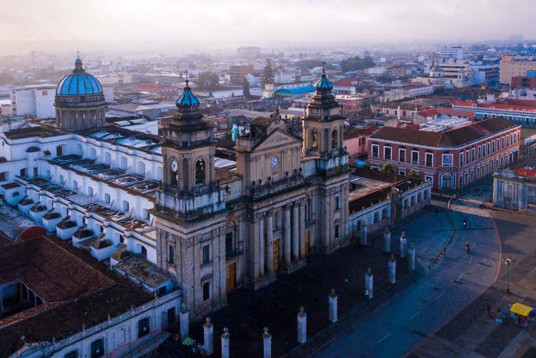 Sobrevolando la catedral en la plaza de la Constitución